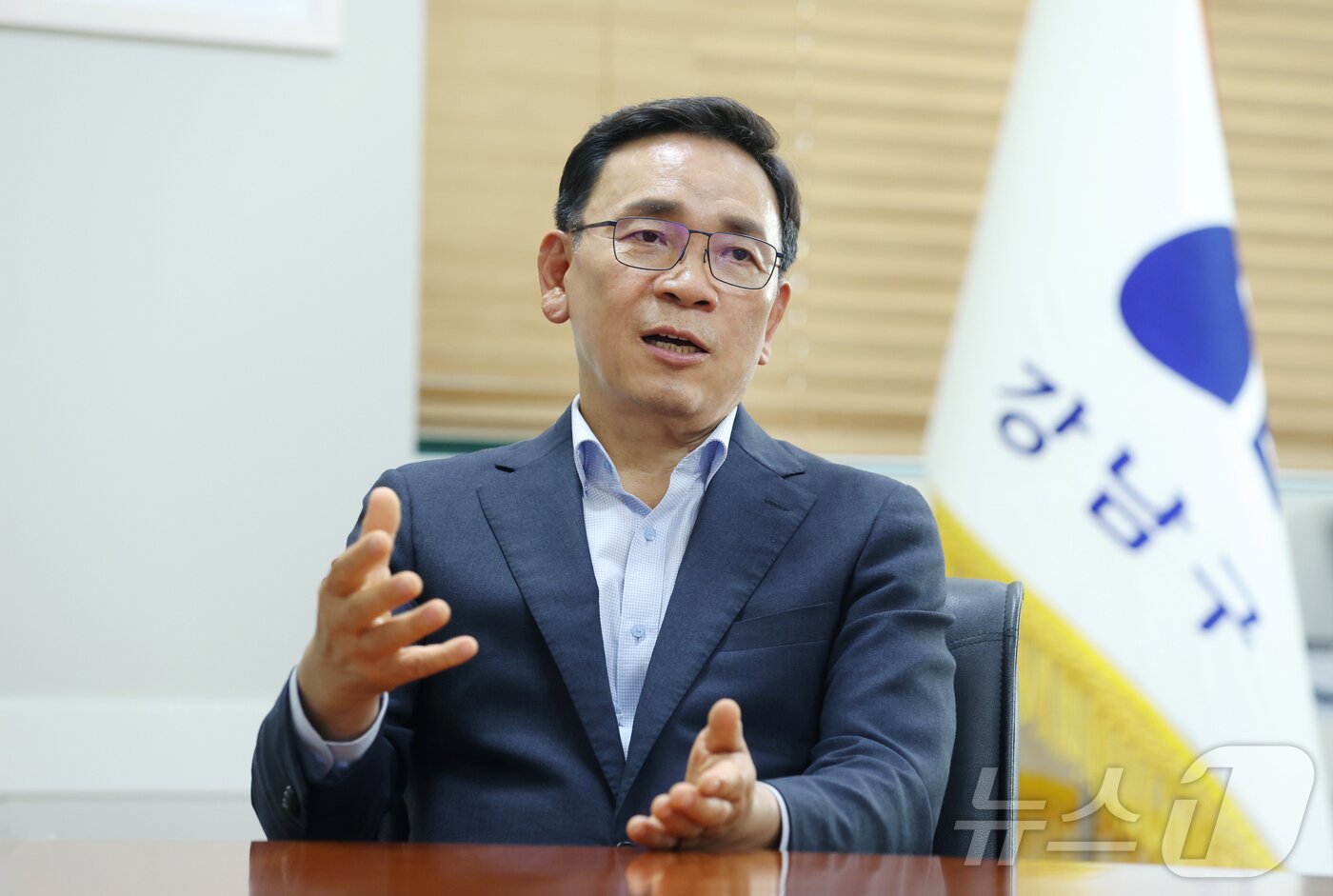본문 이미지 - 조성명 강남구청장이 뉴스1과 취임 2년차를 맞아 인터뷰를 하고 있다. (강남구청 제공)