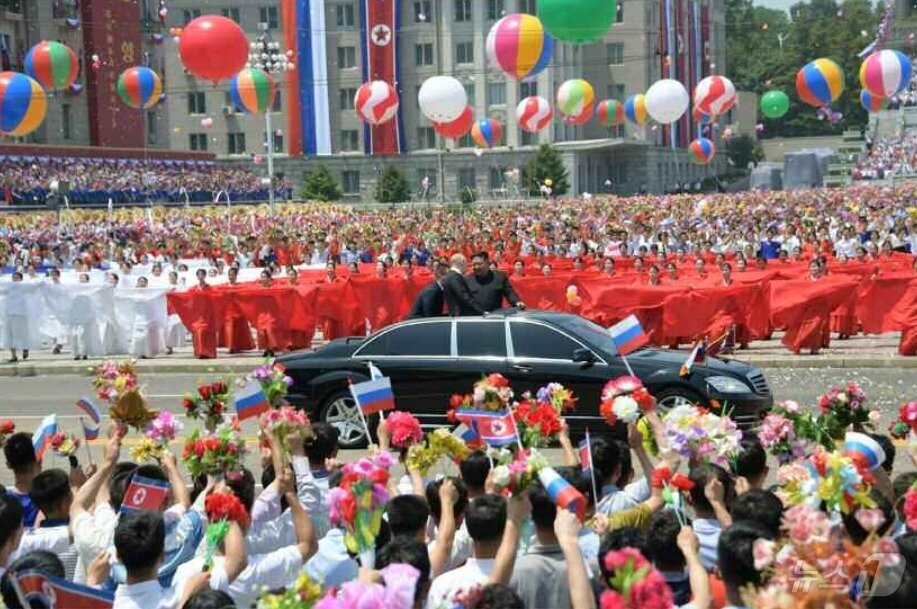 본문 이미지 - (평양 노동신문=뉴스1) = 지난 2024년 6월 19일 김일성광장에서 블라디미르 푸틴 러시아 대통령 환영식이 열리고 있다 [국내에서만 사용가능. 재배포 금지. DB 금지. For Use Only in the Republic of Korea. Redistribution Prohibited] rodongphoto@news1.kr