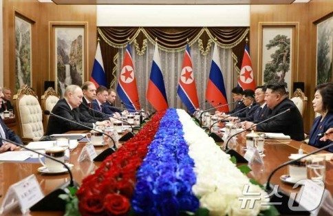 본문 이미지 - (평양 노동신문=뉴스1) = 북한 노동당 기관지 노동신문은 올해 6월 20일 "김정은 동지께서 6월 19일 러시아연방 대통령 블라디미르 푸틴 동지와 회담을 진행했다＂라고 보도했다. 양국은 회담에서 '포괄적 전략 동반자 관계에 관한 조약'을 체결했다. [국내에서만 사용가능. 재배포 금지. DB 금지. For Use Only in the Republic of Korea. Redistribution Prohibited] rodongphoto@news1.kr