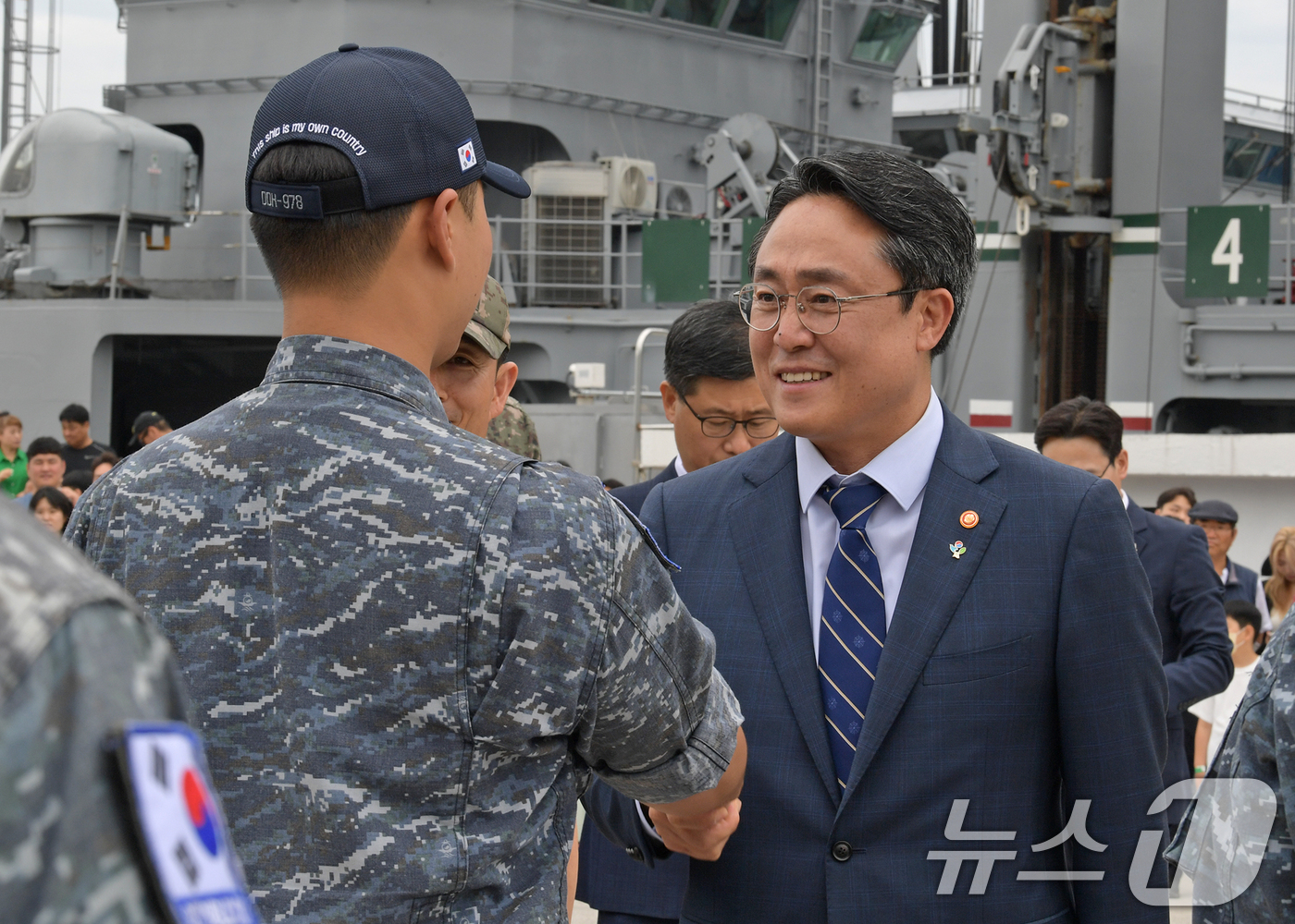 (서울=뉴스1) = 강도형 해양수산부 장관이 20일 진해 군항에서 열린 청해부대 43진 출항 환송식에서 장병들을 격려하고 있다. (해양수산부 제공) 2024.6.20/뉴스1