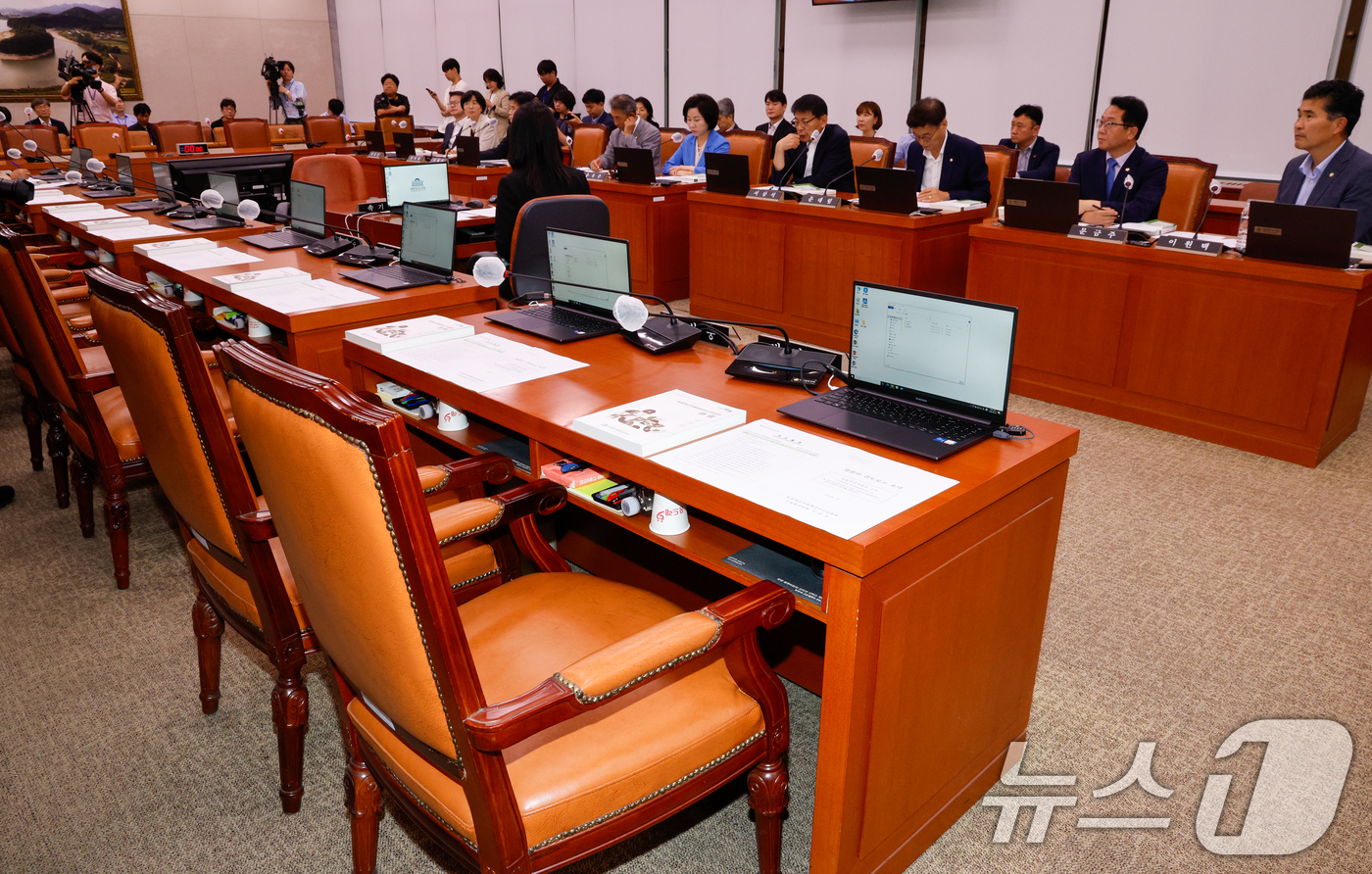 (서울=뉴스1) 안은나 기자 = 20일 오후 서울 여의도 국회에서 열린 농림축산식품해양수산위원회 제1차 전체회의에서 국민의힘 의원들이 불참한 가운데 책상에 양곡관리법 개정안 검토보 …