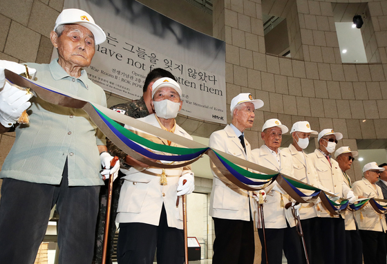 국방부, 가정·호국의 달 앞두고 6·25 귀환 국군포로 초청 행사