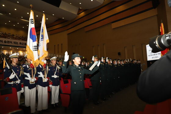 "외국 국적 버리고 장교 임관"…육군, 장교 통합임관식 개최