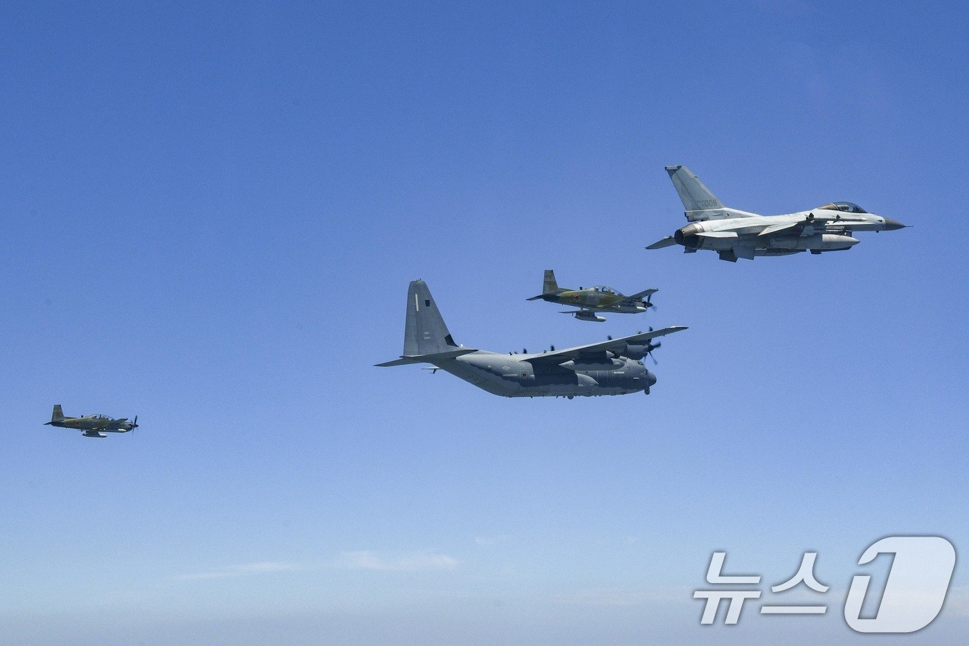 본문 이미지 - 공군은 미 특수전사령부 AC-130J가 한반도에 전개한 가운데 지난 17일부터 한미 연합공중훈련을 했다고 20일 밝혔다. KF-16 전투기와 KA-1 공중통제공격기 편대가 18일 미 AC-130J와 근접항공지원(CAS·Close Air Support) 훈련을 하며 편대비행을 하고 있다. (공군 제공) 2024.6.20/뉴스1