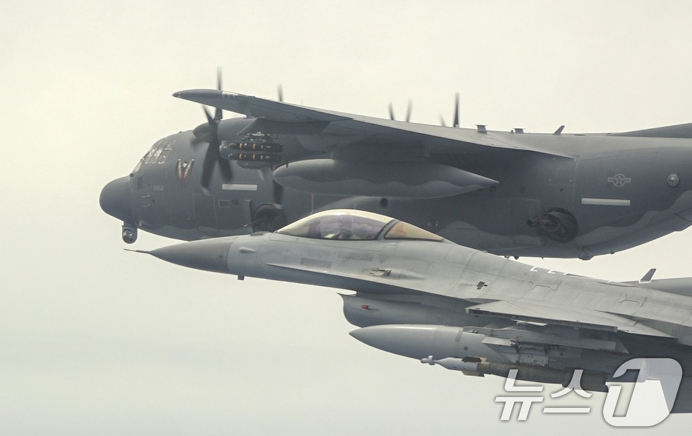 본문 이미지 - 공군은 미 특수전사령부 AC-130J가 한반도에 전개한 가운데 지난 17일부터 한미 연합공중훈련을 했다고 20일 밝혔다. (K)F-16 전투기가 미 AC-130J와 실무장 사격훈련을 위해 임무 지역으로 이동하며 편대비행을 하고 있다. (공군 제공) 2024.6.20/뉴스1