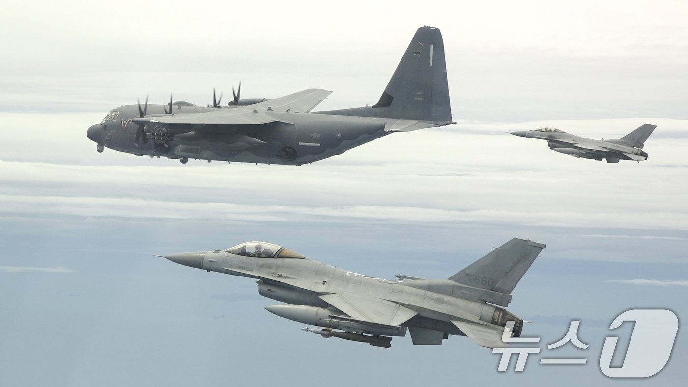 본문 이미지 - 공군은 미 특수전사령부 AC-130J가 한반도에 전개한 가운데 지난 17일부터 한미 연합공중훈련을 했다고 20일 밝혔다. (K)F-16 전투기가 미 AC-130J와 실무장 사격훈련을 위해 임무 지역으로 이동하며 편대비행을 하고 있다. (공군 제공) 2024.6.20/뉴스1
