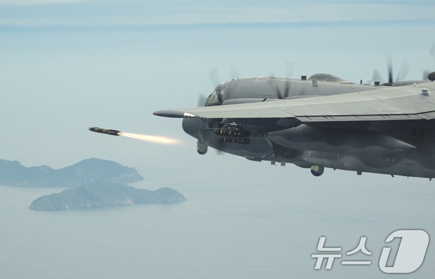 본문 이미지 - 공군은 미 특수전사령부 AC-130J가 한반도에 전개한 가운데 지난 17일부터 한미 연합공중훈련을 했다고 20일 밝혔다. 미 AC-130J가 AGM-114(hellfire·헬파이어) 공대지미사일을 발사하고있다. (공군 제공) 2024.6.20/뉴스1