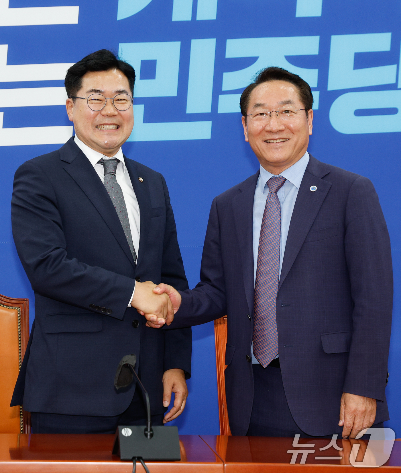 박찬대 원내대표, 유정복 인천시장 접견 - 뉴스1