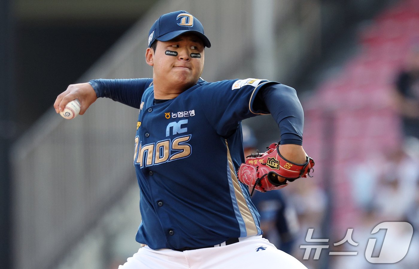본문 이미지 - NC 선발 신민혁이 20일 오후 서울 송파구 잠실야구장에서 열린 프로야구 '2024 신한 SOL 뱅크 KBO리그' NC 다이노스와 두산 베어스의 경기에서 역투하고 있다. 2024.6.20/뉴스1 ⓒ News1 박정호 기자