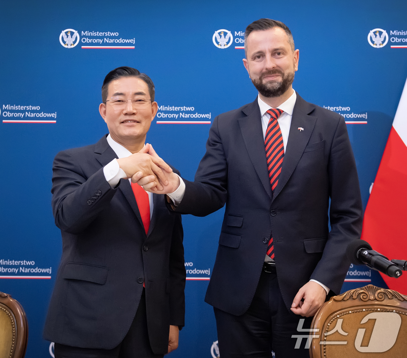 (서울=뉴스1) = 신원식 국방부 장관(왼쪽)이 20일(현지시간) 폴란드 현지에서 열린 제2차 한·폴 국방 및 방산협력 공동위원회에서 코시니악-카미슈 폴란드 국방장관과 악수하며 ' …