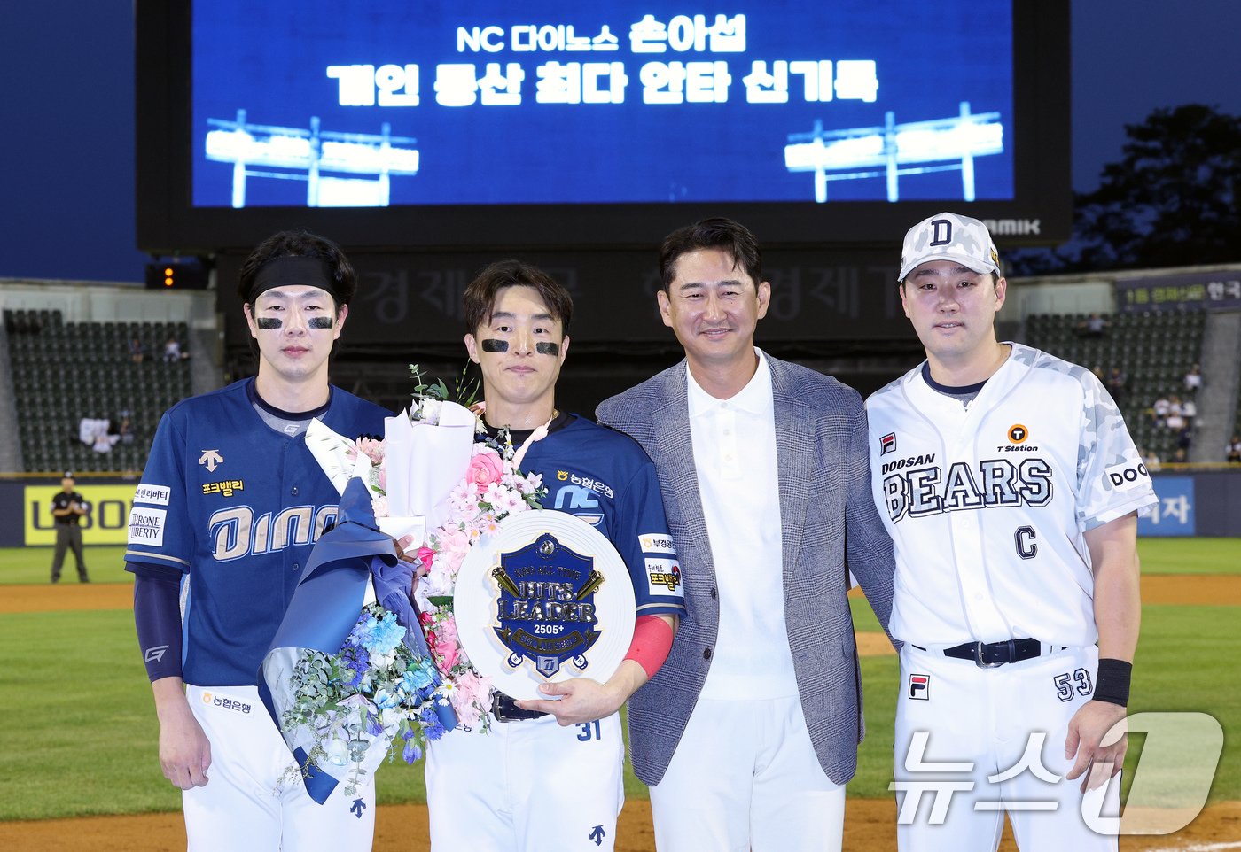 본문 이미지 - NC 손아섭이 20일 오후 서울 송파구 잠실야구장에서 열린 프로야구 '2024 신한 SOL 뱅크 KBO리그' NC 다이노스와 두산 베어스의 경기 6회초 2사 주자 없는 상황 통산 2505번째 안타를 날려 KBO리그 최다 안타 신기록을 경신한 뒤 팀동료 박건우(왼쪽부터), 박용택 해설위원, 두산 양석환과 기념 촬영을 하고 있다. 2024.6.20/뉴스1 ⓒ News1 박정호 기자
