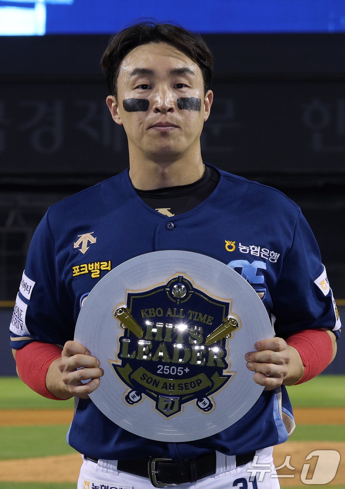 본문 이미지 - NC 손아섭이 20일 오후 서울 송파구 잠실야구장에서 열린 프로야구 '2024 신한 SOL 뱅크 KBO리그' NC 다이노스와 두산 베어스의 경기 6회초 2사 주자 없는 상황 통산 2505번째 안타를 날려 KBO리그 최다 안타 신기록을 경신한 뒤 받은 상패를 들어 보이고 있다. 2024.6.20/뉴스1 ⓒ News1 박정호 기자