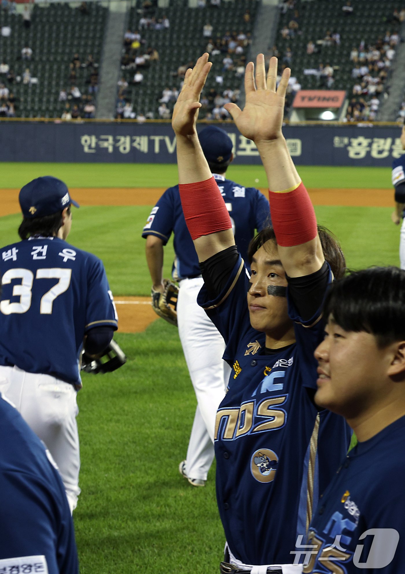 NC 손아섭이 20일 오후 서울 송파구 잠실야구장에서 열린 프로야구 &#39;2024 신한 SOL 뱅크 KBO리그&#39; NC 다이노스와 두산 베어스의 경기 6회초 2사 주자 없는 상황 통산 2505번째 안타를 날려 KBO리그 최다 안타 신기록을 경신한 뒤 팬들을 향해 양손을 들어 인사하고 있다. 2024.6.20/뉴스1 ⓒ News1 박정호 기자