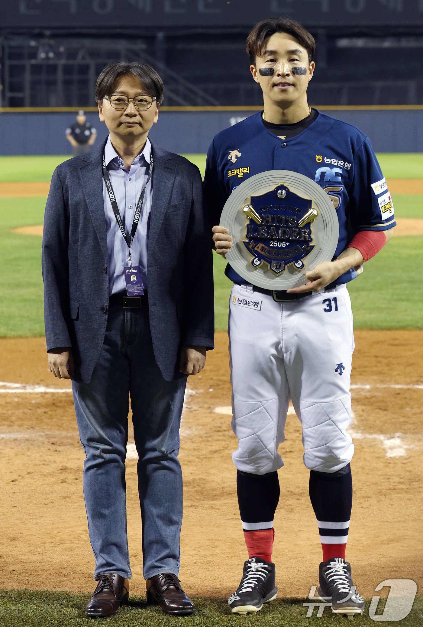 NC 손아섭이 20일 오후 서울 송파구 잠실야구장에서 열린 프로야구 &#39;2024 신한 SOL 뱅크 KBO리그&#39; NC 다이노스와 두산 베어스의 경기 6회초 2사 주자 없는 상황 통산 2505번째 안타를 날려 KBO리그 최다 안타 신기록을 경신한 뒤 임선남 NC 단장에게 상패를 받고 함께 기념 촬영을 하고 있다. 2024.6.20/뉴스1 ⓒ News1 박정호 기자