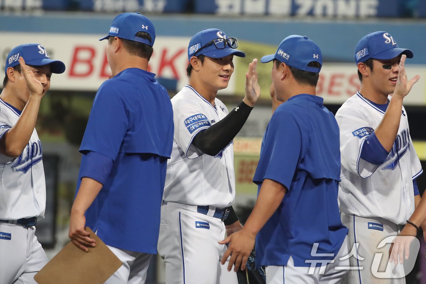 본문 이미지 - 20일 오후 대구삼성라이온즈파크에서 열린 프로야구 '2024 신한 SOL 뱅크 KBO리그' SSG 랜더스와 삼성 라이온즈의 경기에서 4대 0 승리를 거둔 삼성 선수들이 기뻐하고 있다. 8회말 솔로홈런으로 KBO 팀 최초 5만 안타를 달성한 윤정빈이 축하를 받고 있다. 2024.6.20/뉴스1 ⓒ News1 공정식 기자