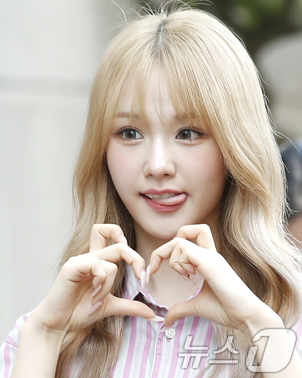 (서울=뉴스1) 권현진 기자 = 우아 나나가 음악방송 '뮤직뱅크'(뮤뱅)를 위해 21일 오전 서울 영등포구 KBS 신관 공개홀에 도착해 인사를 하고 있다. 2024.6.21/뉴스1 …