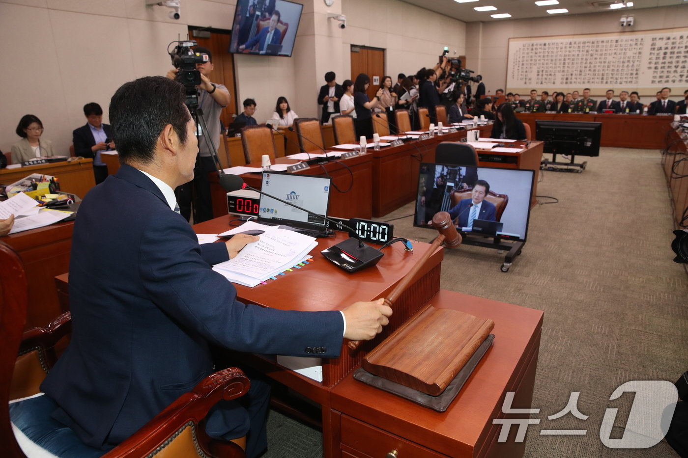 정청래 국회 법사위원장이 21일 오전 서울 여의도 국회에서 열린 법제사법위원회 전체회의 순직 해병 수사 방해 및 사건 은폐 등의 진상규명을 위한 특별검사의 임명 등에 관한 법률안 관련 입법청문회에서 의사봉을 두드리고 있다. 2024.6.21/뉴스1 ⓒ News1 이광호 기자