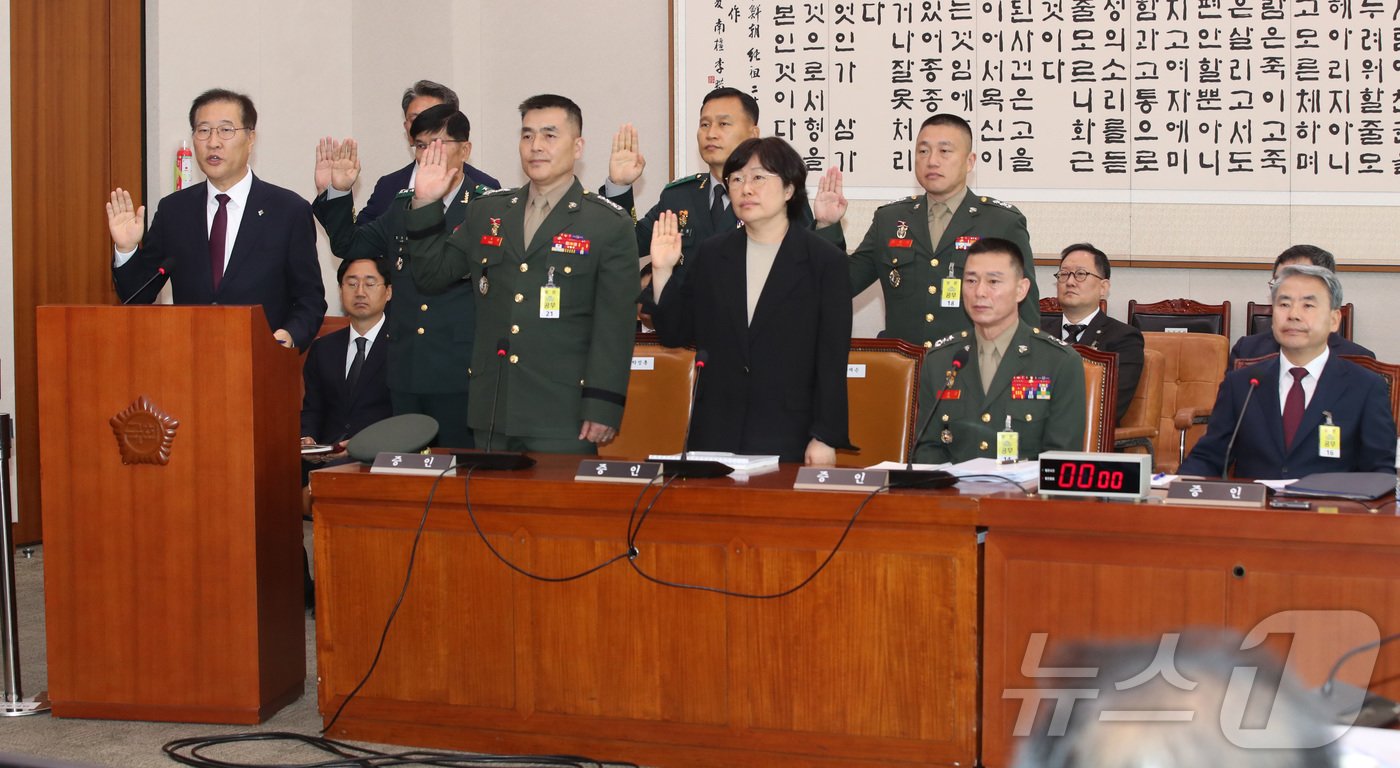 본문 이미지 - 박성재 법무부 장관(앞줄 왼쪽부터)과 박정훈 전 해병대수사단장, 유재은 국방부 법무관리관이 21일 오전 서울 여의도 국회에서 열린 법제사법위원회 전체회의 순직 해병 수사 방해 및 사건 은폐 등의 진상규명을 위한 특별검사의 임명 등에 관한 법률안 관련 입법청문회에서 증인선서를 하고 있다. 이날 이종섭 전 국방부 장관과 임성근 전 해병대 1사단장은 증인 선서를 거부 했다. 2024.6.21/뉴스1 ⓒ News1 이광호 기자
