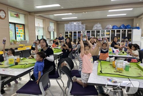 본문 이미지 - <strong>전남도교육청자연탐구원</strong>(원장 강숙영)- 지난 17일 장성군 관내 유치원 원아 및 학부모 대상으로 '2024 유치원 학부모 생태체험교실'을 운영했다. 생태체험교실은 △지구를 살리는 재활용품 다육이 화분 만들기 △자연탐구학습관 생물 다양성 투어 등으로 이뤄졌다.(전남교육청 제공)/뉴스1 