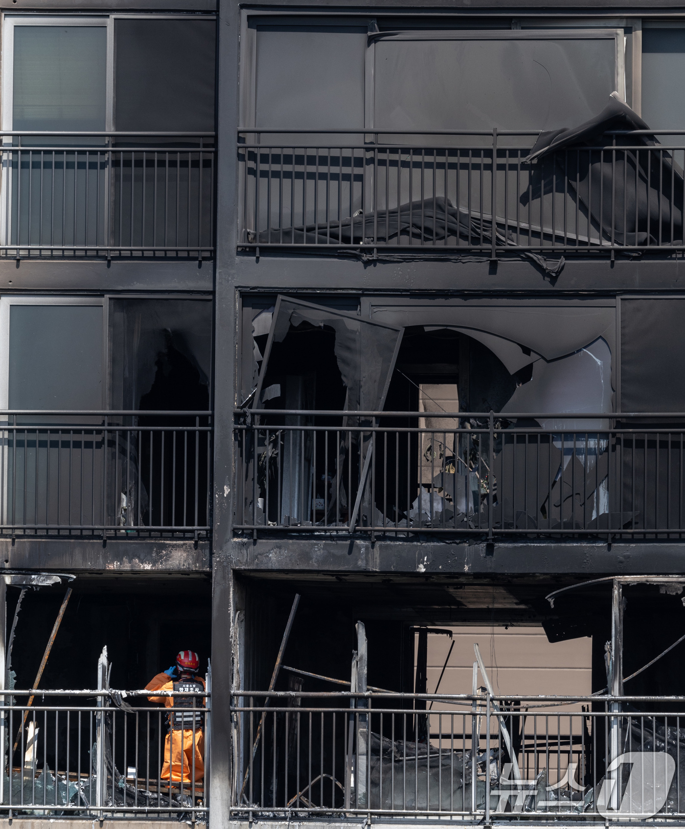 (서울=뉴스1) 이재명 기자 = 소방·경찰 등 유관기관으로 구성된 합동감식단이 21일 오전 서울 강남구 역삼동 현대아이파크 아파트 화재현장에서 현장감식을 하고 있다.경찰은 에어컨 …