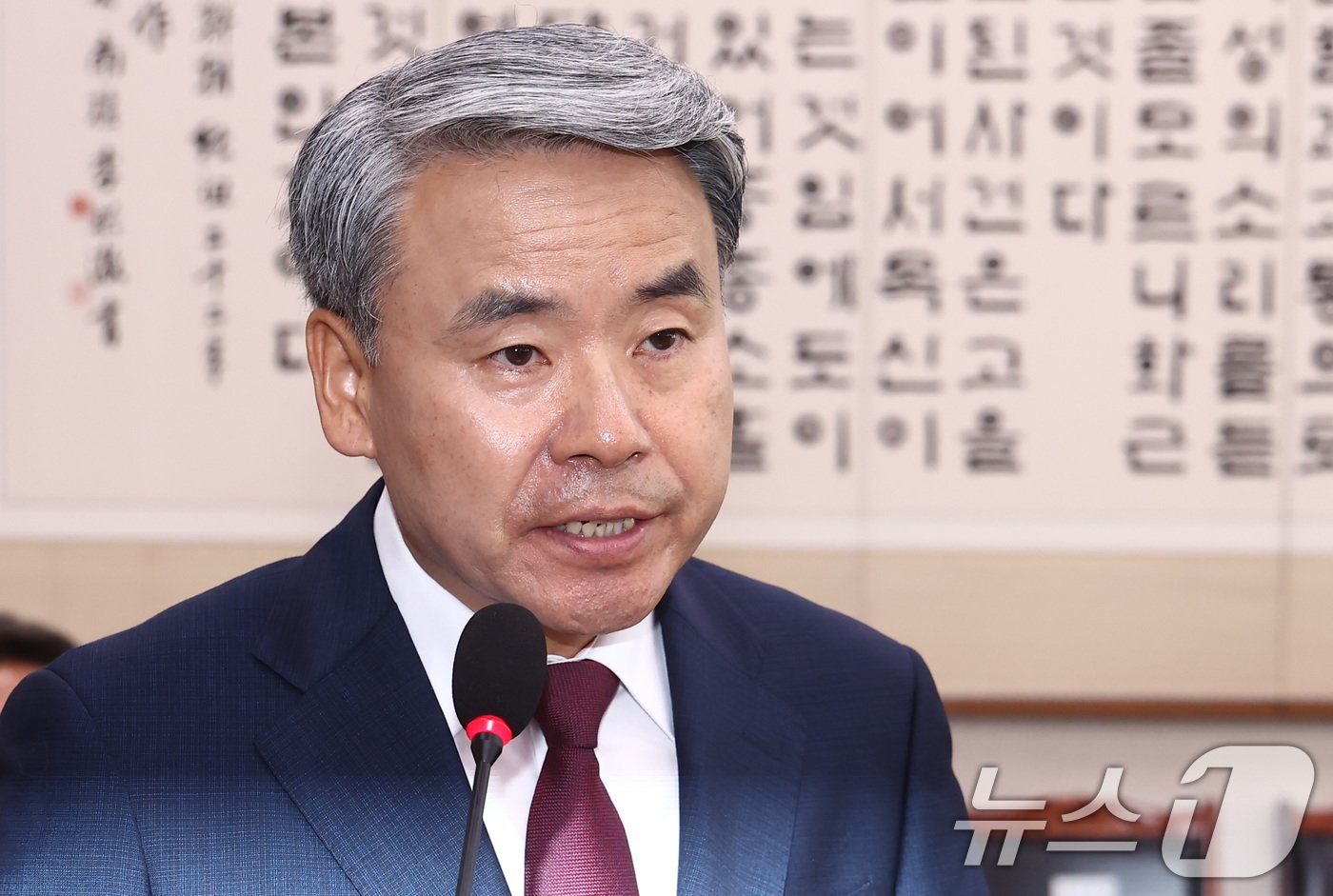 본문 이미지 - 이종섭 전 국방부 장관이 21일 오전 서울 여의도 국회에서 열린 법제사법위원회 전체회의 순직 해병 수사 방해 및 사건 은폐 등의 진상규명을 위한 특별검사의 임명 등에 관한 법률안 관련 입법청문회에서 증인 선서를 거부한다는 발언을 하고 있다.  2024.6.21/뉴스1 ⓒ News1 김민지 기자