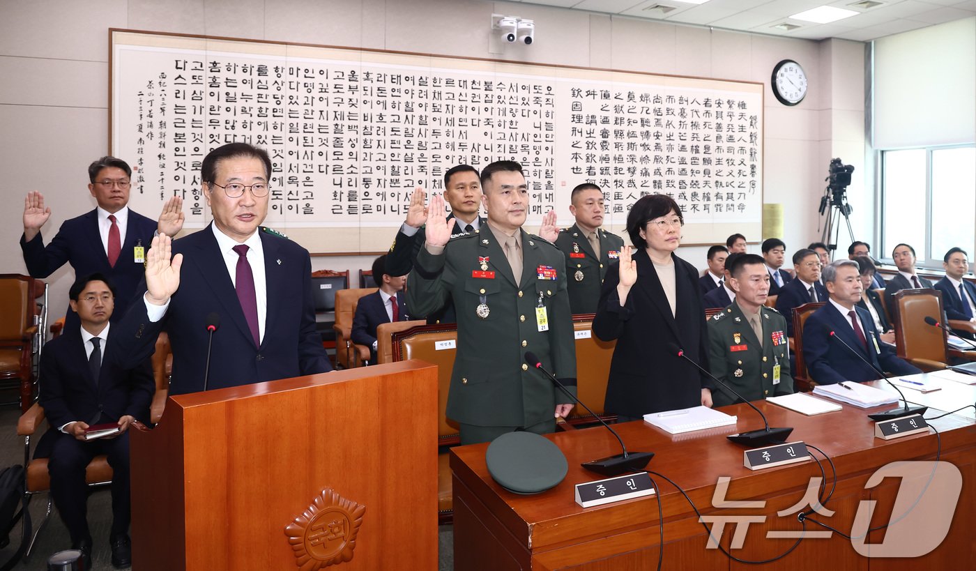 박성재 법무부 장관&#40;앞줄 왼쪽부터&#41;과 박정훈 전 해병대수사단장, 유재은 국방부 법무관리관이 21일 오전 서울 여의도 국회에서 열린 법제사법위원회 전체회의 순직 해병 수사 방해 및 사건 은폐 등의 진상규명을 위한 특별검사의 임명 등에 관한 법률안 관련 입법청문회에서 증인선서를 하고 있다. 2024.6.21/뉴스1 ⓒ News1 김민지 기자