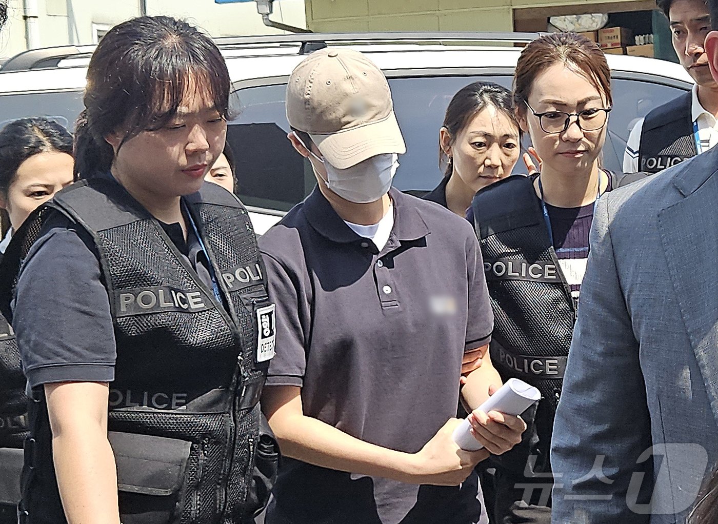 본문 이미지 - 육군 12사단 &#39;훈련병 사망&#39; 사건과 관련해 규정을 어긴 군기훈련&#40;얼차려&#41;을 지시한 혐의를 받는 중대장이 21일 강원도 춘천지법에서 열린 영장실질심사&#40;구속 전 피의자 심문&#41;에 출석하고 있다. 2024.6.21/뉴스1 ⓒ News1 이종재 기자