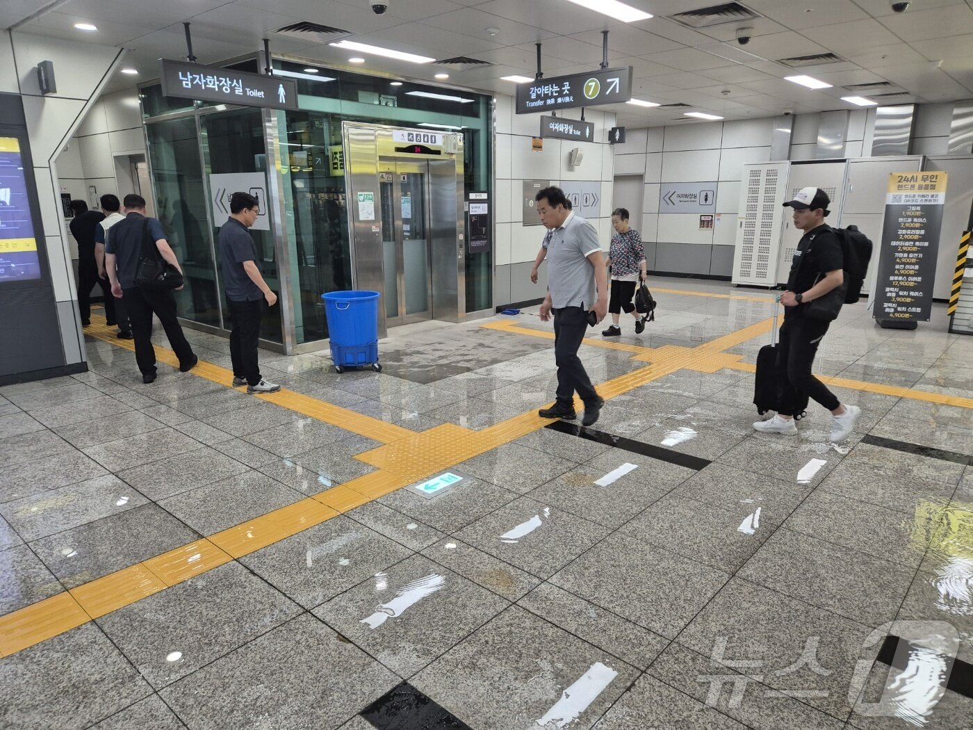 본문 이미지 - 석남역 환승통로 남자화장실 물이 넘친 모습.2024.06.21.이시명 기자/뉴스1