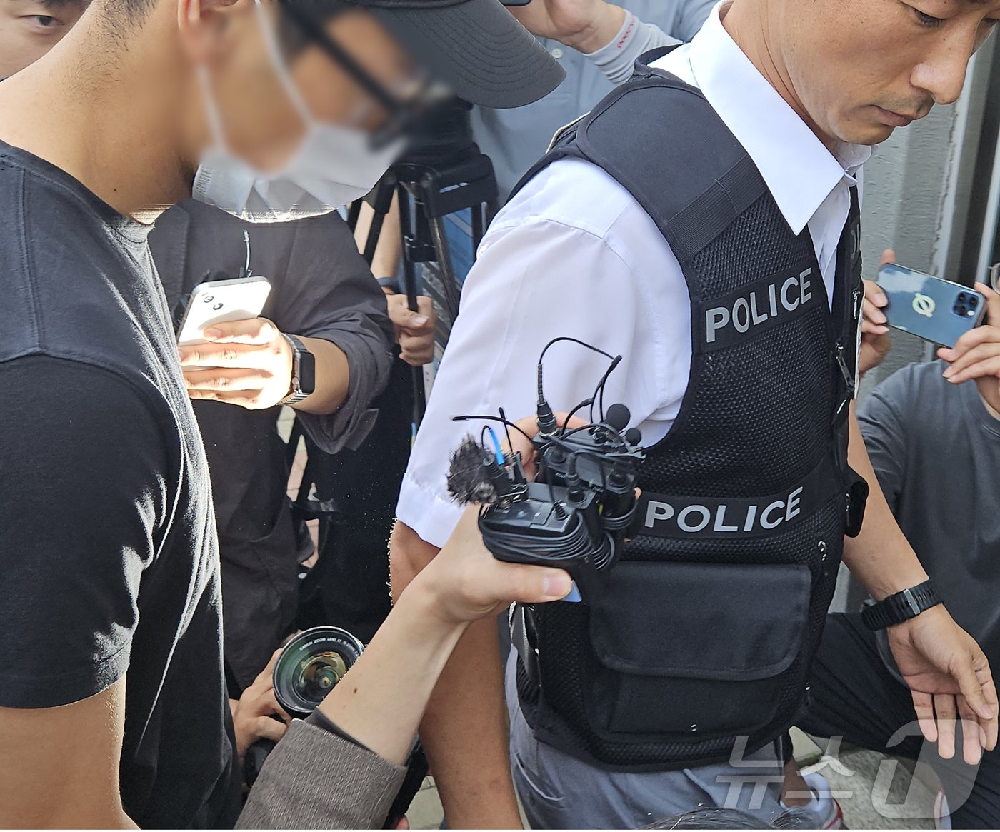 본문 이미지 - 육군 12사단 '훈련병 사망' 사건과 관련해 규정을 어긴 군기훈련(얼차려)을 지시한 혐의를 받는 부중대장이 21일 강원도 춘천지법에서 열린 영장실질심사(구속 전 피의자 심문)에 출석하고 있다. 2024.6.21./뉴스1 한귀섭기자