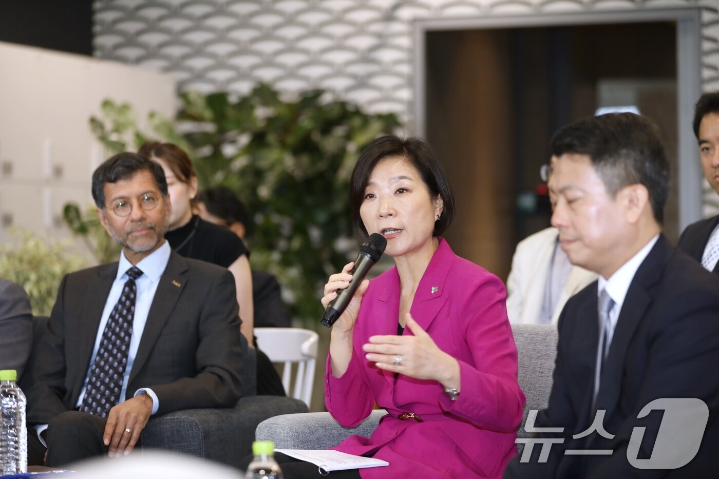 오영주 중소벤처기업부 장관이 21일 서울 중구 앤시스코리아 본사에서 열린 &#39;우주 스타트업 지원 협력 방안 간담회&#39;에 참석해 우주·항공 분야 스타트업 지원 방안을 논의하고 있다. &#40;중소벤처기업부 제공&#41; 2024.6.21/뉴스1