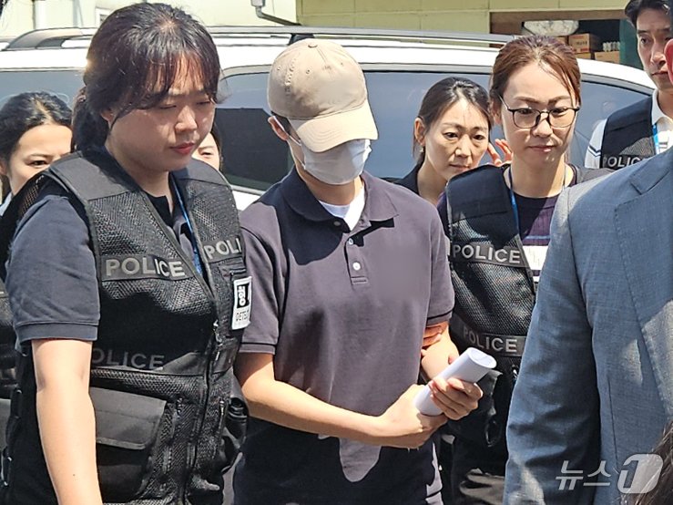 본문 이미지 - 육군 12사단 '훈련병 사망' 사건과 관련해 규정을 어긴 군기훈련(얼차려)을 지시한 혐의를 받는 중대장이 21일 강원도 춘천지법에서 열린 영장실질심사(구속 전 피의자 심문)에 출석하고 있다. 2024.6.21/뉴스1 ⓒ News1 이종재 기자