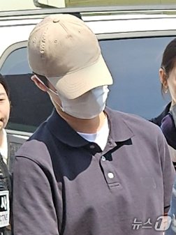 본문 이미지 - 육군 12사단 '훈련병 사망' 사건과 관련해 규정을 어긴 군기훈련(얼차려)을 지시한 혐의를 받는 중대장이 지난 6월 21일 강원도 춘천지법에서 열린 영장실질심사(구속 전 피의자 심문)에 출석하고 있다. 2024.6.21/뉴스1 ⓒ News1 이종재 기자