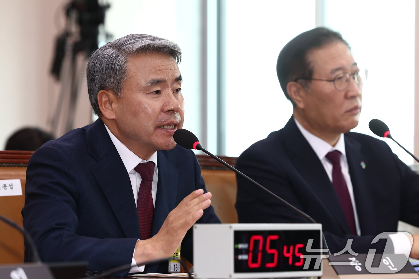 본문 이미지 - 이종섭 전 국방부 장관이 지난 6월 21일 오전 서울 여의도 국회에서 열린 법제사법위원회 전체회의 순직 해병 수사 방해 및 사건 은폐 등의 진상규명을 위한 특별검사의 임명 등에 관한 법률안 관련 입법청문회에서 서영교 더불어민주당 의원의 대통령실 통화 관련 질의에 답변하고 있다. 2024.6.21/뉴스1 ⓒ News1 김민지 기자