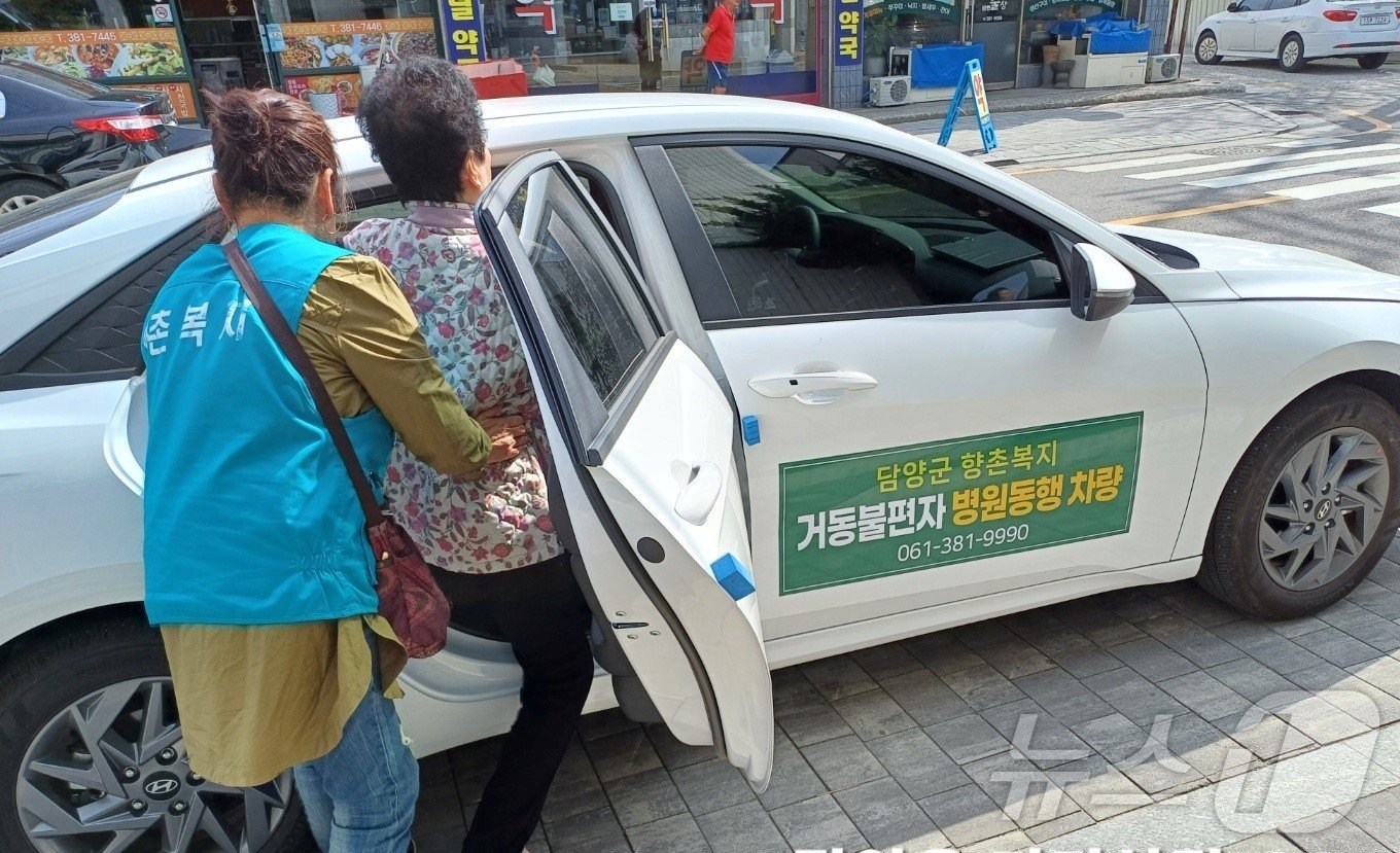 전남 담양군이 시행하는 향촌복지사업 병원동행서비스를 통해 거동이 불편한 한 어르신이 전용 차량을 타고 병원으로 향하고 있다.&#40;담양군 제공&#41;2024.6.21./뉴스1