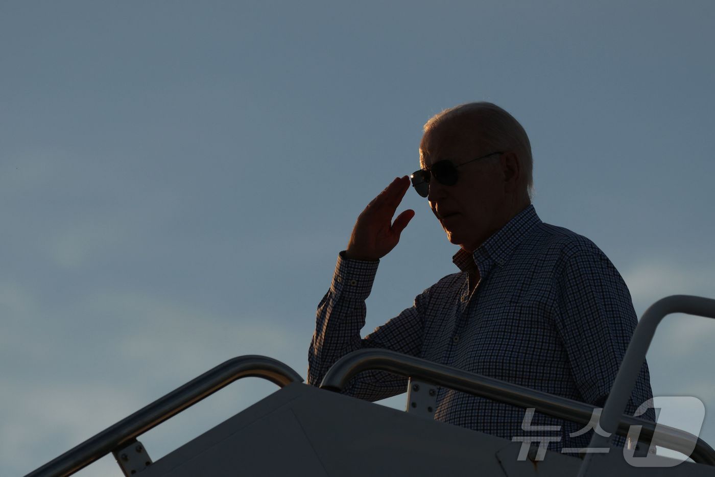 본문 이미지 - 조 바이든 미국 대통령이 지난 20일&#40;현지시간&#41; 매릴랜드주 캠프 데이비드로 가기 위해 델라웨어주 도버 공군 기지에서 전용기를 타며 경례를 하고 있다. 2024.06.21 ⓒ AFP=뉴스1 ⓒ News1 우동명 기자