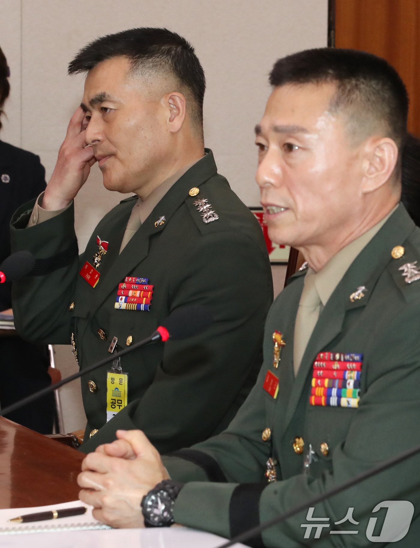 본문 이미지 - 박정훈 전 해병대 수사단장이 21일 오전 서울 여의도 국회에서 열린 법제사법위원회 전체회의 순직 해병 수사 방해 및 사건 은폐 등의 진상규명을 위한 특별검사의 임명 등에 관한 법률안 관련 입법청문회에 증인으로 출석해 임성근 전 해병대 1사단장의 답변을 듣고 있다. 2024.6.21/뉴스1 ⓒ News1 이광호 기자