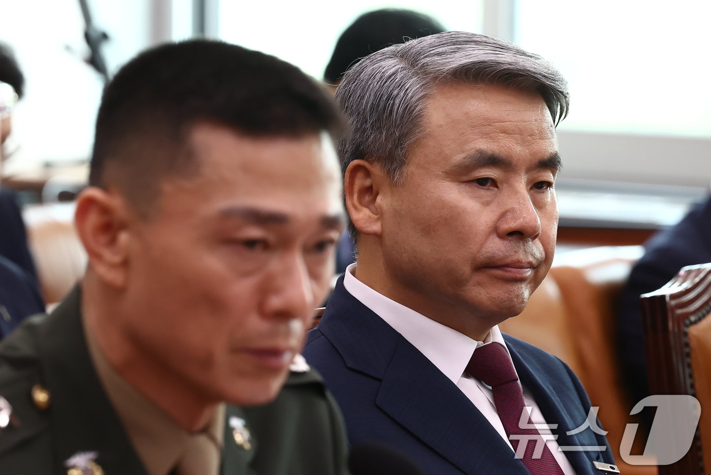 본문 이미지 - 이종섭 전 국방부 장관이 21일 오전 서울 여의도 국회에서 열린 법제사법위원회 전체회의 순직 해병 수사 방해 및 사건 은폐 등의 진상규명을 위한 특별검사의 임명 등에 관한 법률안 관련 입법청문회에서 서영교 더불어민주당 의원의 대통령실 통화 관련 질의를 듣고 있다.  2024.6.21/뉴스1 ⓒ News1 김민지 기자