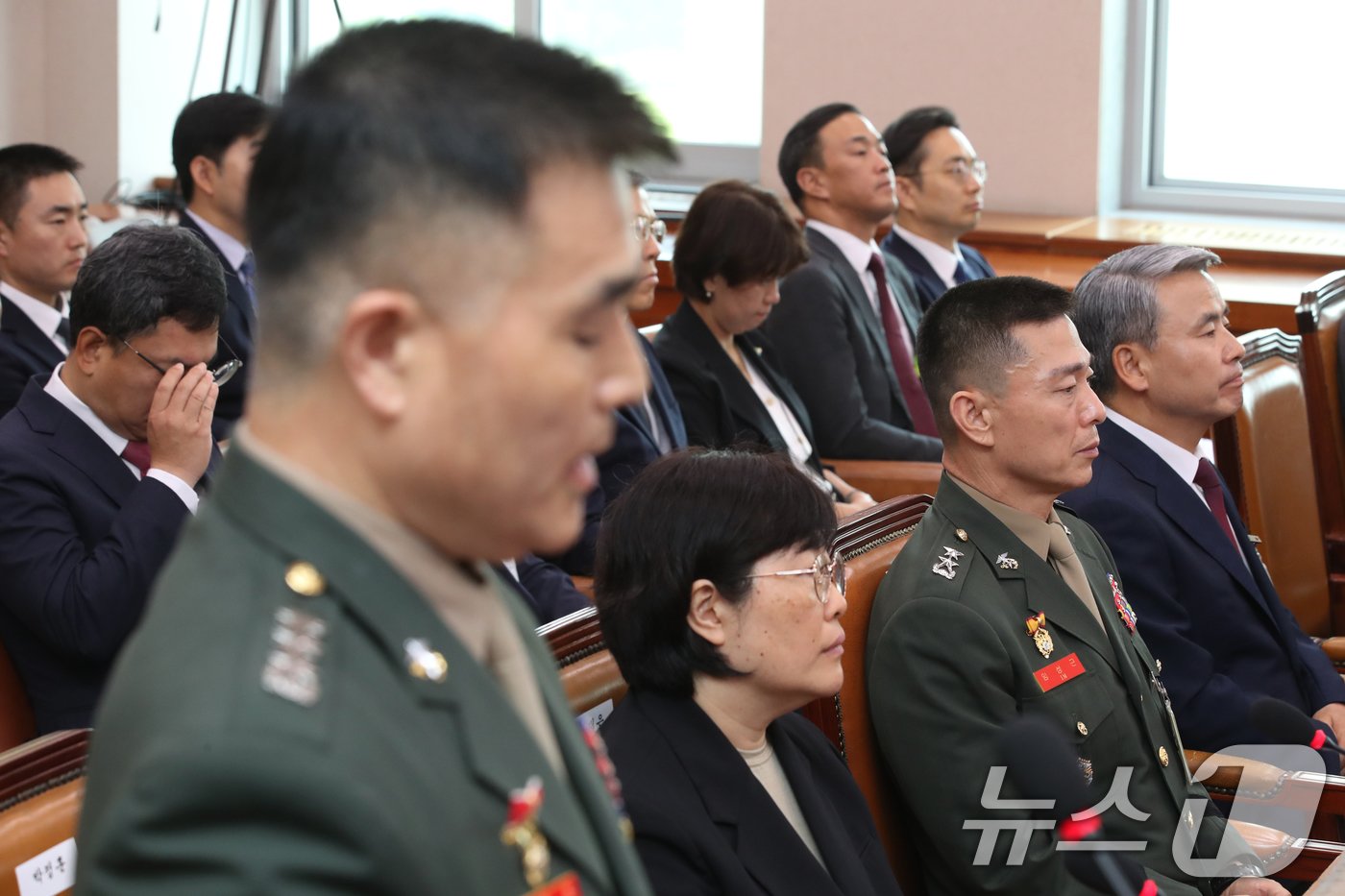 본문 이미지 - 임성근 전 해병대 1사단장과 이종섭 전 국방부장관, 유재은 국방부 법무곤리관이 21일 오전 서울 여의도 국회에서 열린 법제사법위원회 전체회의 순직 해병 수사 방해 및 사건 은폐 등의 진상규명을 위한 특별검사의 임명 등에 관한 법률안 관련 입법청문회에 증인으로 출석해 박정훈 전 해병대 수사단장의 사건개요 설명을 듣고 있다. 2024.6.21/뉴스1 ⓒ News1 이광호 기자