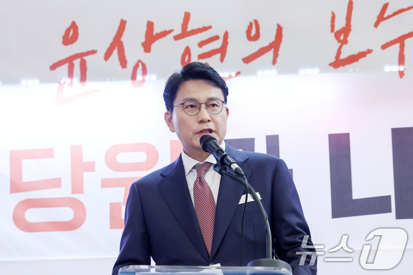 본문 이미지 - 국민의힘 당대표 후보로 출마한 윤상현 의원이 21일 오전 인천 미추홀구 용현시장에서 출마선언을 하고 있다. 2024.6.21/뉴스1 ⓒ News1 민경석 기자
