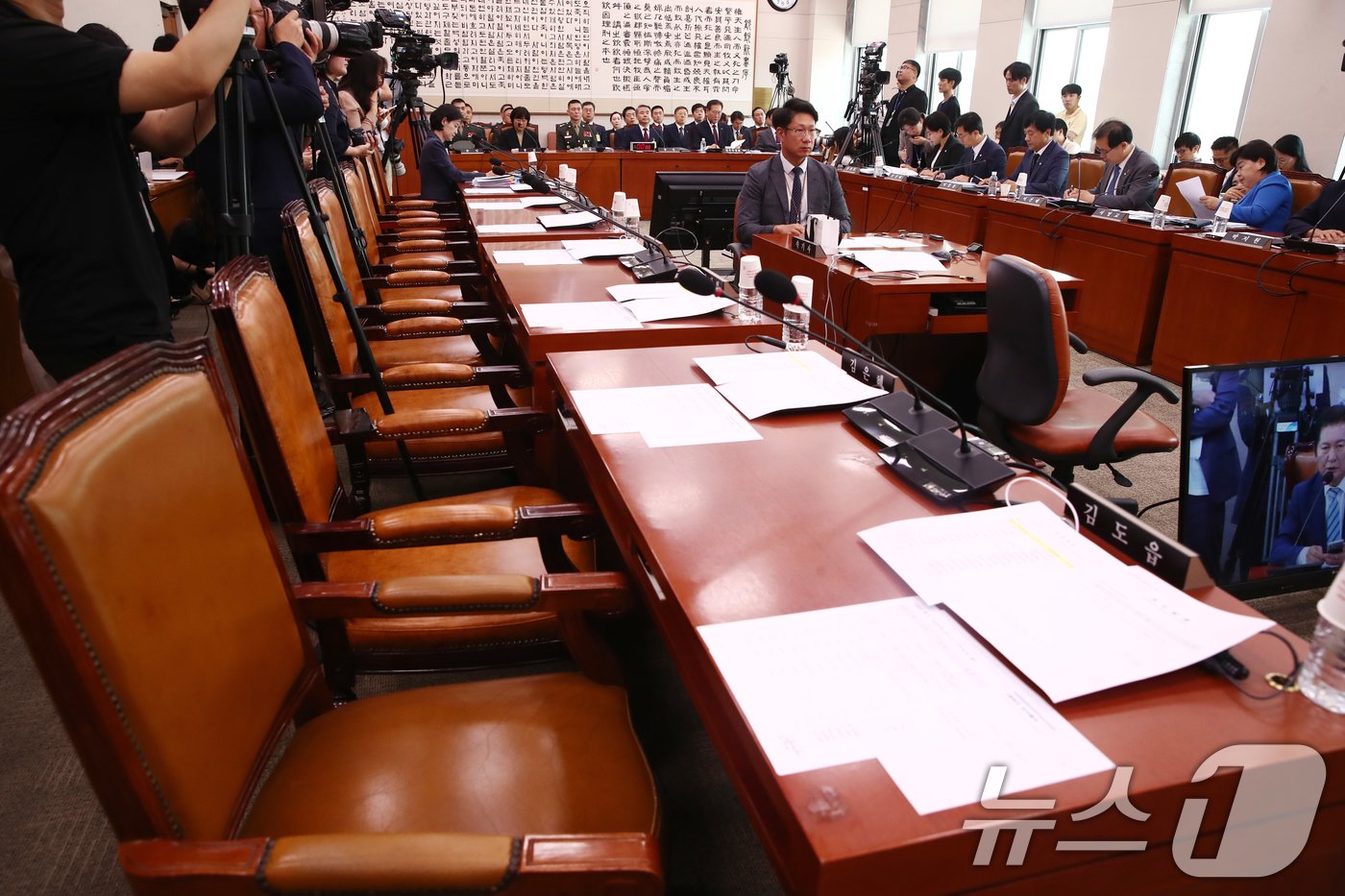 본문 이미지 - 21일 오전 서울 여의도 국회에서 열린 법제사법위원회 전체회의 순직 해병 수사 방해 및 사건 은폐 등의 진상규명을 위한 특별검사의 임명 등에 관한 법률안 관련 입법청문회에 국민의힘 의원들이 불참해 자리가 비어있다.2024.6.21/뉴스1 ⓒ News1 이광호 기자