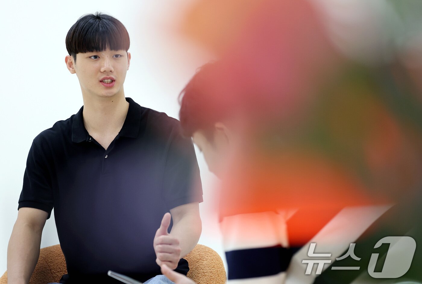 본문 이미지 - 남자 배구 대표팀에 발탁된 유망주 이우진이 21일 서울 서초구의 한 스튜디오에서 뉴스1과 인터뷰하고 있다. 2024.6.21/뉴스1 ⓒ News1 이동해 기자