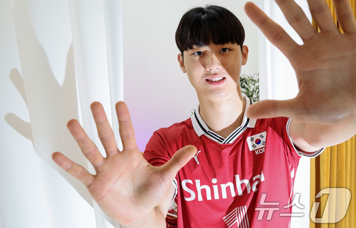 본문 이미지 - 남자 배구 대표팀에 발탁된 유망주 이우진이 21일 서울 서초구의 한 스튜디오에서 뉴스1과 인터뷰하고 있다. 2024.6.21/뉴스1 ⓒ News1 이동해 기자