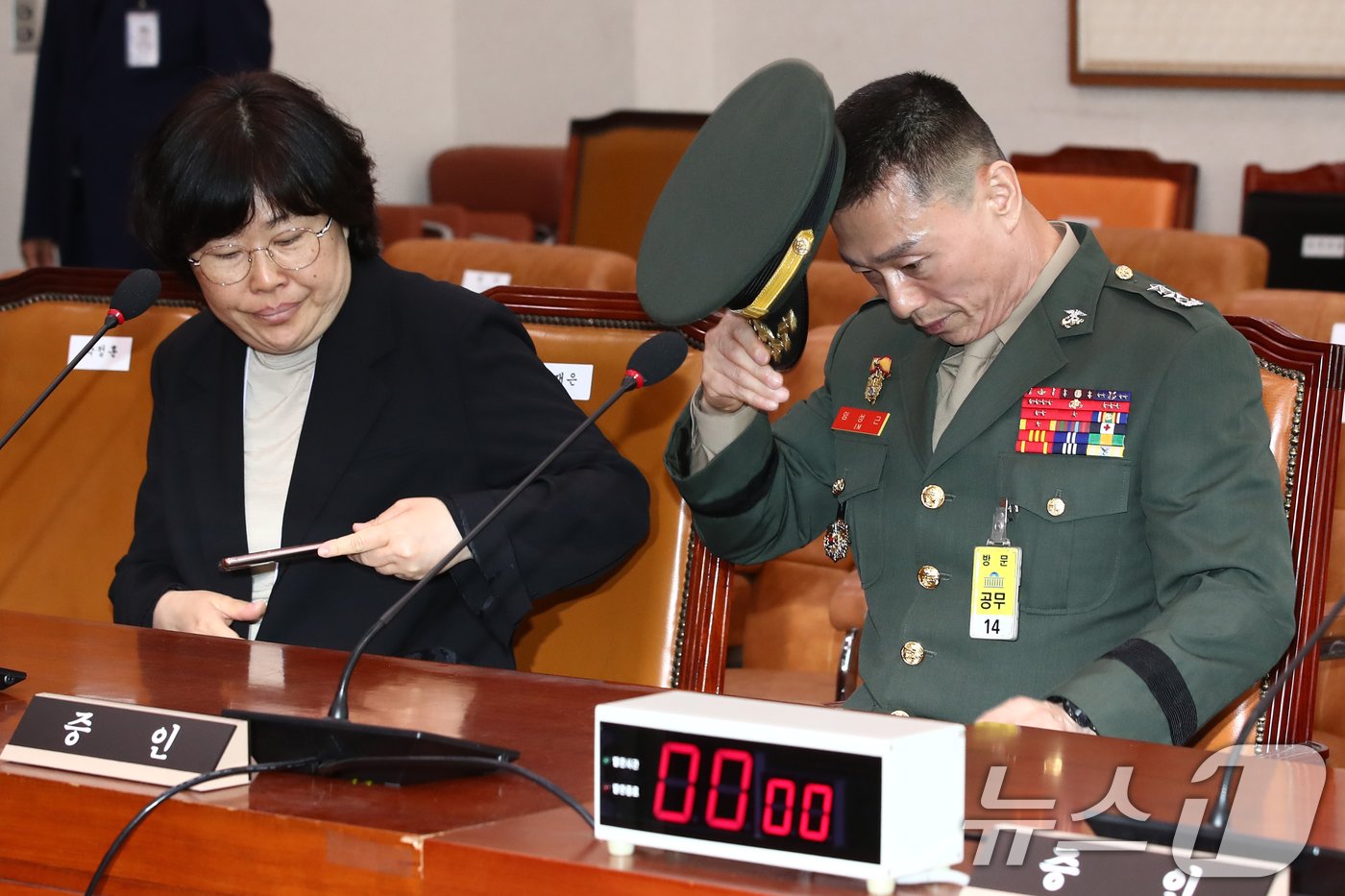 임성근 전 해병대 1사단장과 유재은 국방부 법무관리관이 21일 오전 서울 여의도 국회에서 열린 법제사법위원회 전체회의 순직 해병 수사 방해 및 사건 은폐 등의 진상규명을 위한 특별검사의 임명 등에 관한 법률안 관련 입법청문회에 증인으로 출석하고 있다. 2024.6.21/뉴스1 ⓒ News1 이광호 기자