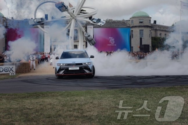 본문 이미지 -  현대차가 영국 웨스트서식스주서 열린 ‘2023 굿우드 페스티벌 오브 스피드’에서 아이오닉5 N을 공개했다. (현대자동차 제공)