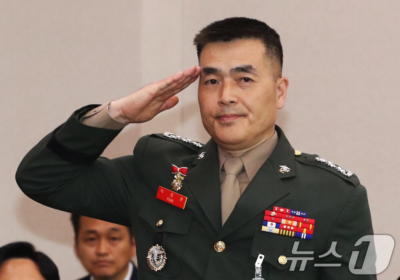 본문 이미지 - 박정훈 전 해병대 수사단장이 지난해 6월 21일 오전 서울 여의도 국회에서 열린 법제사법위원회 전체회의 순직 해병 수사 방해 및 사건 은폐 등의 진상규명을 위한 특별검사의 임명 등에 관한 법률안 관련 입법청문회에 증인으로 출석해 거수경례로 인사하고 있다. 2024.6.21/뉴스1 ⓒ News1 이광호 기자