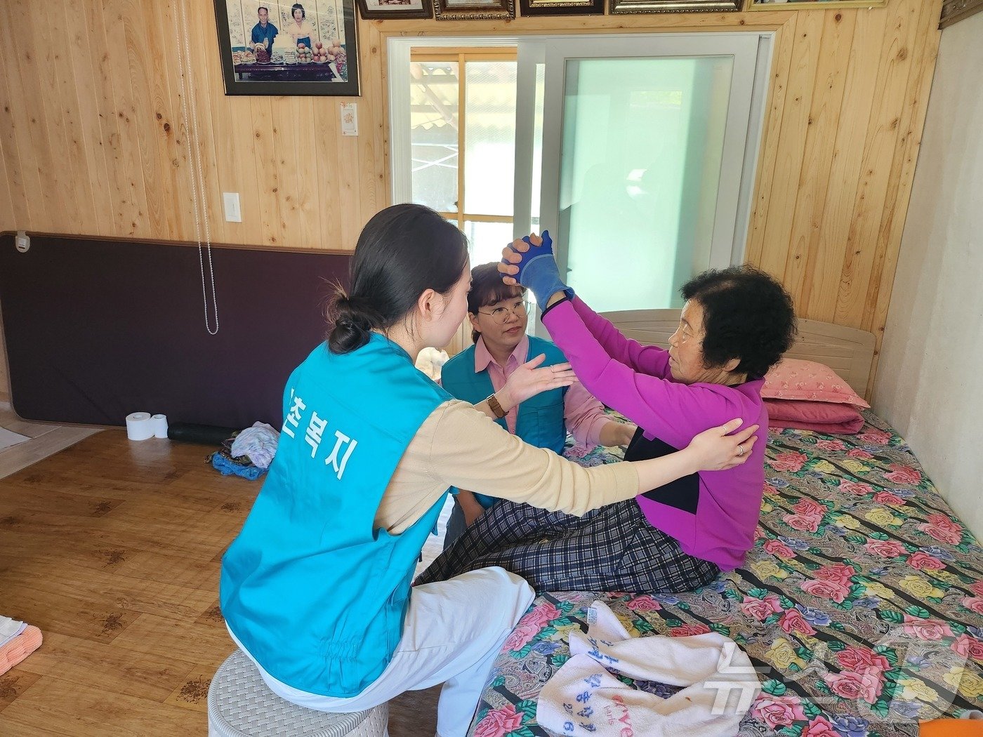 전남 담양군이 향촌복지사업 가정방문케어 서비스를 통해 어르신 자택을 직접 찾아가 재활운동을 함께하고 있다.&#40;담양군 제공&#41;2024.6.21./뉴스1