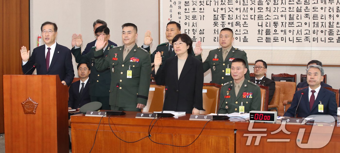 박성재 법무부 장관&#40;앞줄 왼쪽부터&#41;과 박정훈 전 해병대수사단장, 유재은 국방부 법무관리관이 21일 오전 서울 여의도 국회에서 열린 법제사법위원회 전체회의 순직 해병 수사 방해 및 사건 은폐 등의 진상규명을 위한 특별검사의 임명 등에 관한 법률안 관련 입법청문회에서 증인선서를 하고 있다. 이날 이종섭 전 국방부 장관과 임성근 전 해병대 1사단장, 신범철 전 국방부차관은 증인 선서를 거부 했다. 2024.6.21/뉴스1 ⓒ News1 이광호 기자