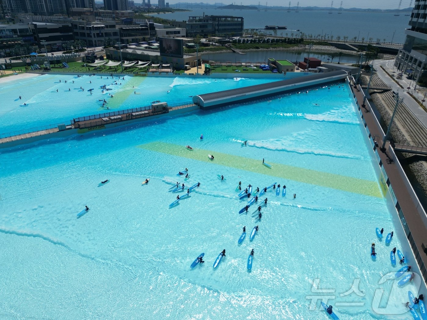 본문 이미지 - 서프존에서 서핑 즐기는 방문객.(웨이브파크 제공)