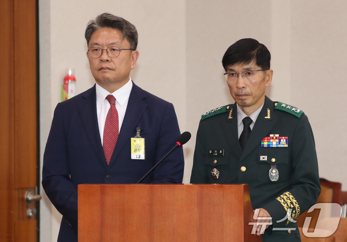 본문 이미지 - 이시원 전 대통령비서실 공직기강비서관(왼쪽)과 임기훈 전 국가안보실 국방비서관(현 국방대 총장).2024.6.21/뉴스1 ⓒ News1 이광호 기자