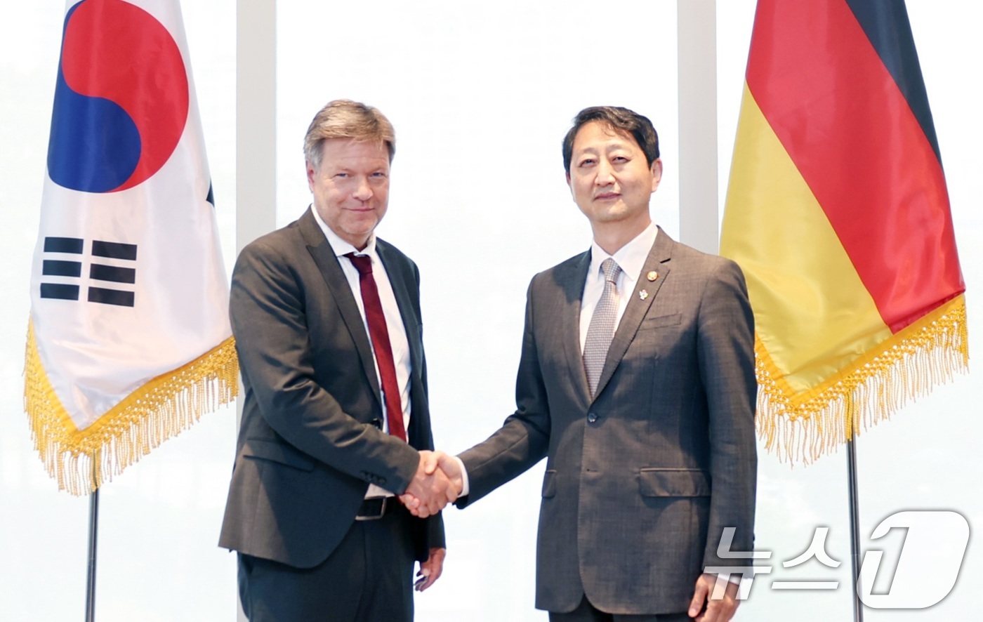 (서울=뉴스1) = 안덕근 산업통상자원부 장관이 21일 오후 서울 마포구 호텔 나루 서울 엠갤러리에서 로버트 하벡 독일 연방경제기후보호부 장관과 면담에 앞서 악수하고 있다. (산업 …